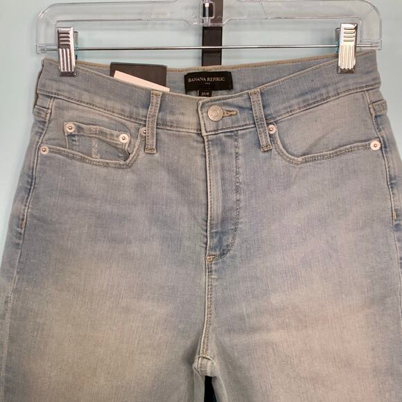 NWT Banana Republic Factory 10" Jean Shorts in Light Wash Size 4/27 - Picture 2 of 6